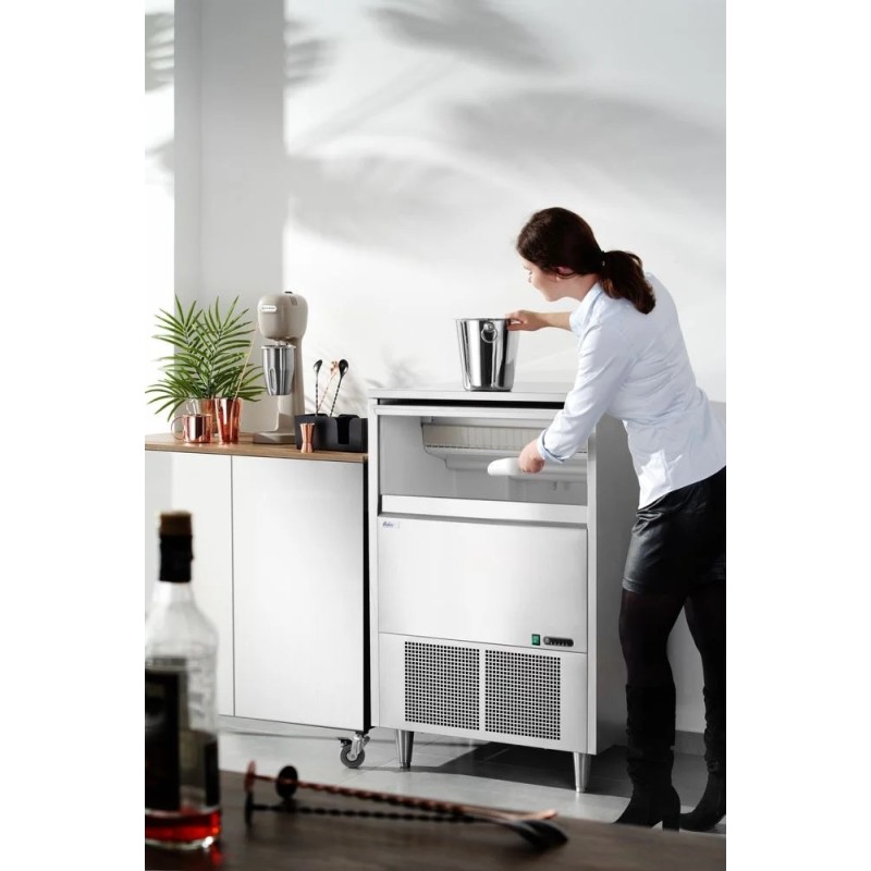 Ice cube maker
